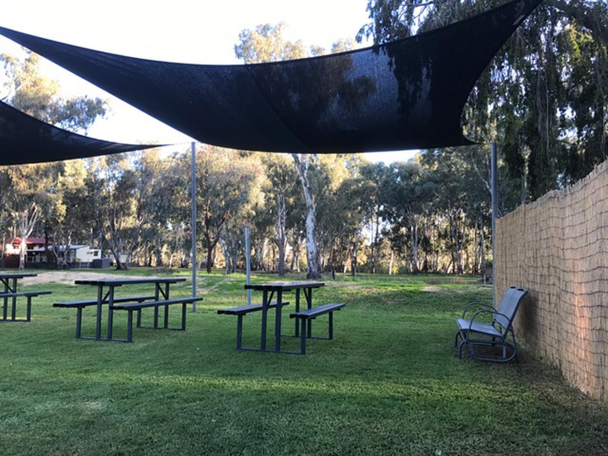 Edward River Hotel Deniliquin Bagian luar foto